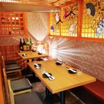 Koshitsu Izakaya Maguro Tabehoudai Uosanzou - 全員の顔が見渡せる宴会個室は使い勝手が抜群！歓送迎会など…宴会シーズンにもご希望に合わせたお席へご案内致しますので、ぜひお早めのご予約をお願い致します！