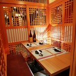 Koshitsu Izakaya Maguro Tabehoudai Uosanzou - 木を基調とした居心地を追求した扉付きの完全個室をご用意しております。