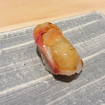 鮨 麻生 平尾山荘 - 寿司に塗られたヅケが絶妙に素材を引き出しバリウマの寿司に仕上がってます。