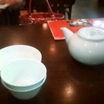 上海点心 豫園 - お茶の急須と湯飲みです