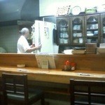 居酒屋 ふじさわ - テーブル席から見たカウンター席と厨房の様子です