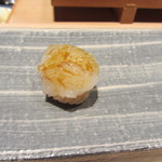 鮨 麻生 平尾山荘 - イカの握りは細かく包丁が入れられてるので口の中でとろける位柔らかくなってます、何も言わないで食べたら海老と間違えるような歯触りですよ。