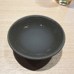 鮨 麻生 平尾山荘 - 最初ははまぐりのスープから、とっても濃厚なスープを飲んでお腹を癒します。