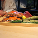 Sushi Aso - 冷蔵庫から出される食材がこれからの食事を創造させてワクワク感を高めます。