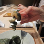 鮨 麻生 平尾山荘 - 爪楊枝でぐるぐる回して食べると綺麗に貝が取り出せますよ。