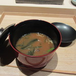 鮨 麻生 平尾山荘 - 味噌汁は赤出汁の味噌汁、これも高級感があるでしょう？