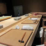 鮨 麻生 平尾山荘 - お店はカウンターと個室でしたが今回は家族３人だったんでカウンターで目の前で作られるお寿司を見ながら食事です。