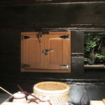 鮨 麻生 平尾山荘 - お店は現代風の建物ですが冷蔵庫やお櫃等レトロ感覚も残した造りになってます。