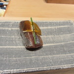 鮨 麻生 平尾山荘 - 出される全てのお寿司はすでに下味がつけてあるので出されたら即口に運んで食べれます。