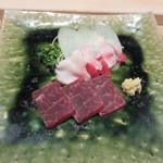 鮨 麻生 平尾山荘 - 煮つけの後はクジラのお皿、そういえばくじらのお肉は久しぶりに食べました。
