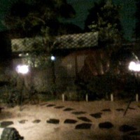 国登録文化財 二木屋 - 夜になるとかがり火のたかれる庭