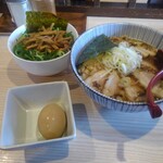 拉麺大公 - 肉煮干背脂中華そば 半熟煮玉子 ねぎメンマ飯