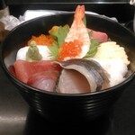 幸甚寿司 - 海鮮ちらしアップ（斜め）