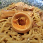 煮干し中華そば 一剣 - 箸でツンツンしたら...