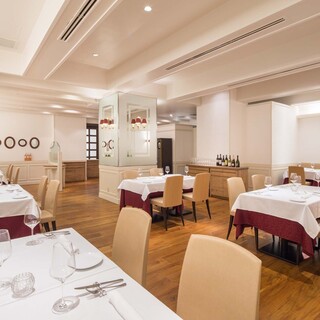 A spacious restaurant where you can eat with peace of mind