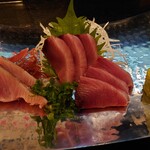 和食道 まるとみ - 鰹の刺身。美しい。