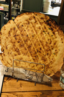 ティスカリ - サルディーニャ島伝統の薄焼きパン。直径35cm⁉︎くらいもあります。ローズマリー風味と羊乳風味をハーフ&ハーフにしてくれました。ワインにも合う！