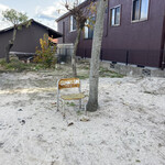 サニーサイドカフェ - バス停横の駐車場、椅子が目印