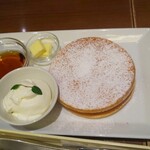 ミルク&パフェ よつ葉ホワイトコージ - パンケーキ