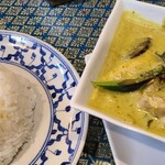 プロォーイ タイ料理 - グリーンカレーとジャスミンライス