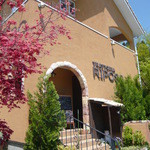 RIPOSO - オレンジ色の建物です