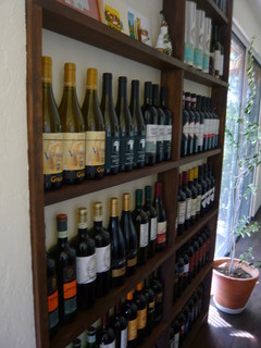 RIPOSO - 入り口そばのワイン棚