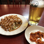 三和園 - 晩酌セット(980円)の生ビール＋お通し(キムチ)＋前菜(バンバンジー)