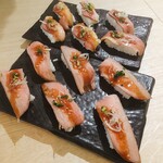 肉バル サルーテ - 牛肉寿司　＆　ラム肉寿司
これで2人分！