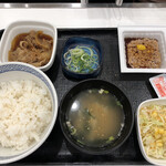 Yoshinoya - 納豆牛小鉢定食404円！牛小鉢汁だく。