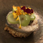 カーサ カルマ - 固めのリゾットに鯖の切身、シャインマスカットをトッピング