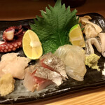 鮨一 - お造り盛り合わせ
      北海道 つぶ貝、泉州 太刀魚、泉州 平目昆布締め、泉州 アジ、長崎 活アナゴ薄造り、徳島 蛸ボイル