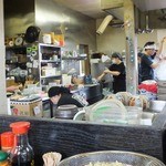 津田屋官兵衛  - 活気がある厨房