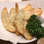 ワインとお料理 ことり - チーズがけ皮付きフライドポテト