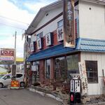 だるま軒 - "だるま軒"外観；何とも"破れた"フンイキがグイグイと唆ります (o^-')b