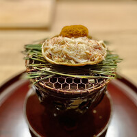 東茶屋 なかむら - 香箱蟹 ～綺麗に身を解してあり、下にはトロトロの内子、上には粒粒の外子が。丁寧に一人用七輪に松葉を載せ丁度よい塩梅の温かさ。解禁された直後、それも香箱蟹のサイズを表す元箱15入りと最大の大きさのもの。