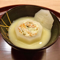 東茶屋 なかむら - 蕪の白味噌仕立て ～蕪のなかには先ほどの大きな加納蟹を詰めて蒸した贅沢な逸品。まさに加賀料理と思わせる上品だが豪華絢爛さを併せ持った椀物。