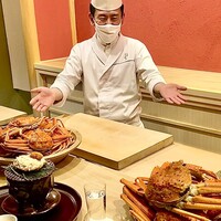 東茶屋 なかむら - ご主人が徐に厨房から大きな加納蟹と香箱蟹を持ってきた。流石に11月6日の解禁直後、今年初めてのズワイガニの姿は嬉しいものだ。