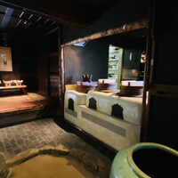 柚子屋旅館・一心居 - 玄関入ると広い土間
                      おくどさんがありました
                      
                      ご飯は土鍋で炊いてるのかな？
                      奥に土鍋のお釜が置いてある！