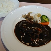 厳選洋食さくらい - デミグラスソースがたっぷりのハンバーグ