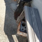 ホームラン軒 - 店前のベンチに灰皿あります