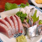 丸千葉 - 4点盛り　イワシ、カツオ、イカ、サンマ