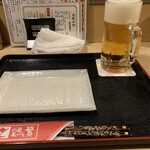 鶏繁 - まずはビールで喉を潤し