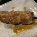 鶏繁 - だんご！！つくねですね。コリコリ軟骨がたまらない食感で鶏肉のジューシーさが溢れてくる美味しい一本