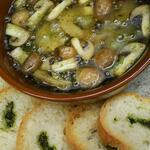 小蝦和蘑菇的大蒜橄欖油風味鍋