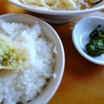 青竹手打ラーメン 日向屋 - 餃子をワンバンさせ･･･。