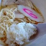 青竹手打ラーメン 日向屋 - スープに浸して･･･。