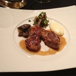 ガストロノミー ジョエル・ロブション - 仔羊　60℃のアロマオイルでしっとりと火入れしトリュフをまとわせながらキャラメリゼ