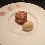 ガストロノミー ジョエル・ロブション - 紅玉リンゴとレーズンのタルトクランブル　バニラグラス添え