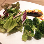 北海道イタリアン ミアボッカ - サラダと前菜2種（本当はナスは2本でした！！）