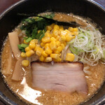 人力俥 - 味噌らーめん。コーンが甘くて絶妙の味噌感。ぶっといチャーシューと太麺が絶妙です。